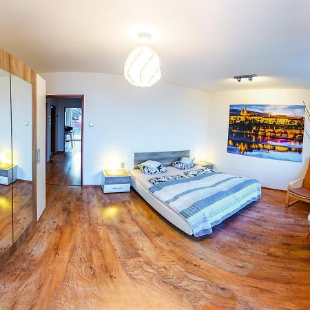 Apartment Pod Sychrovem Prag Exteriör bild
